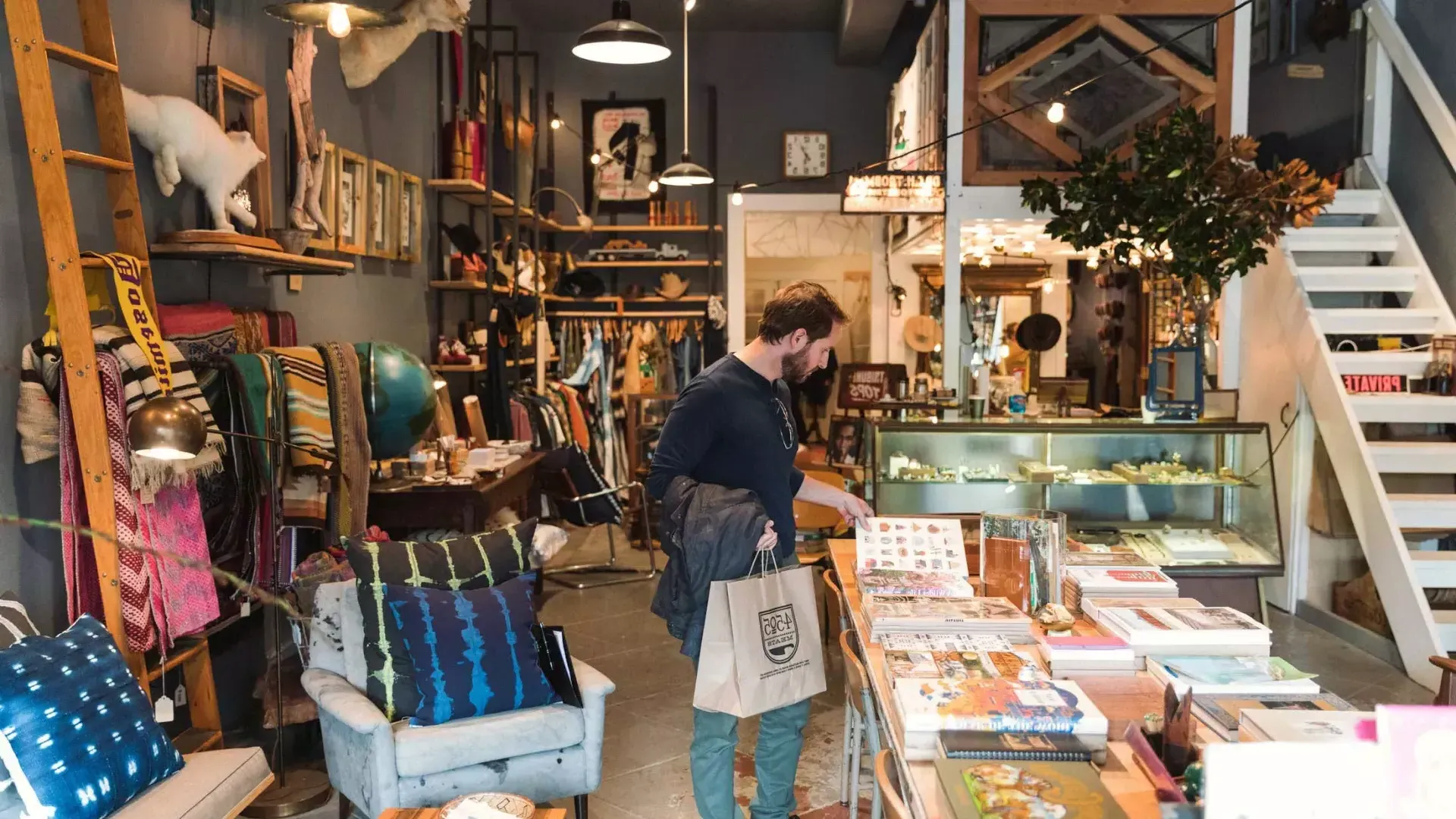 サンフランシスコのノーパ地区にあるブティックで買い物をする男性。